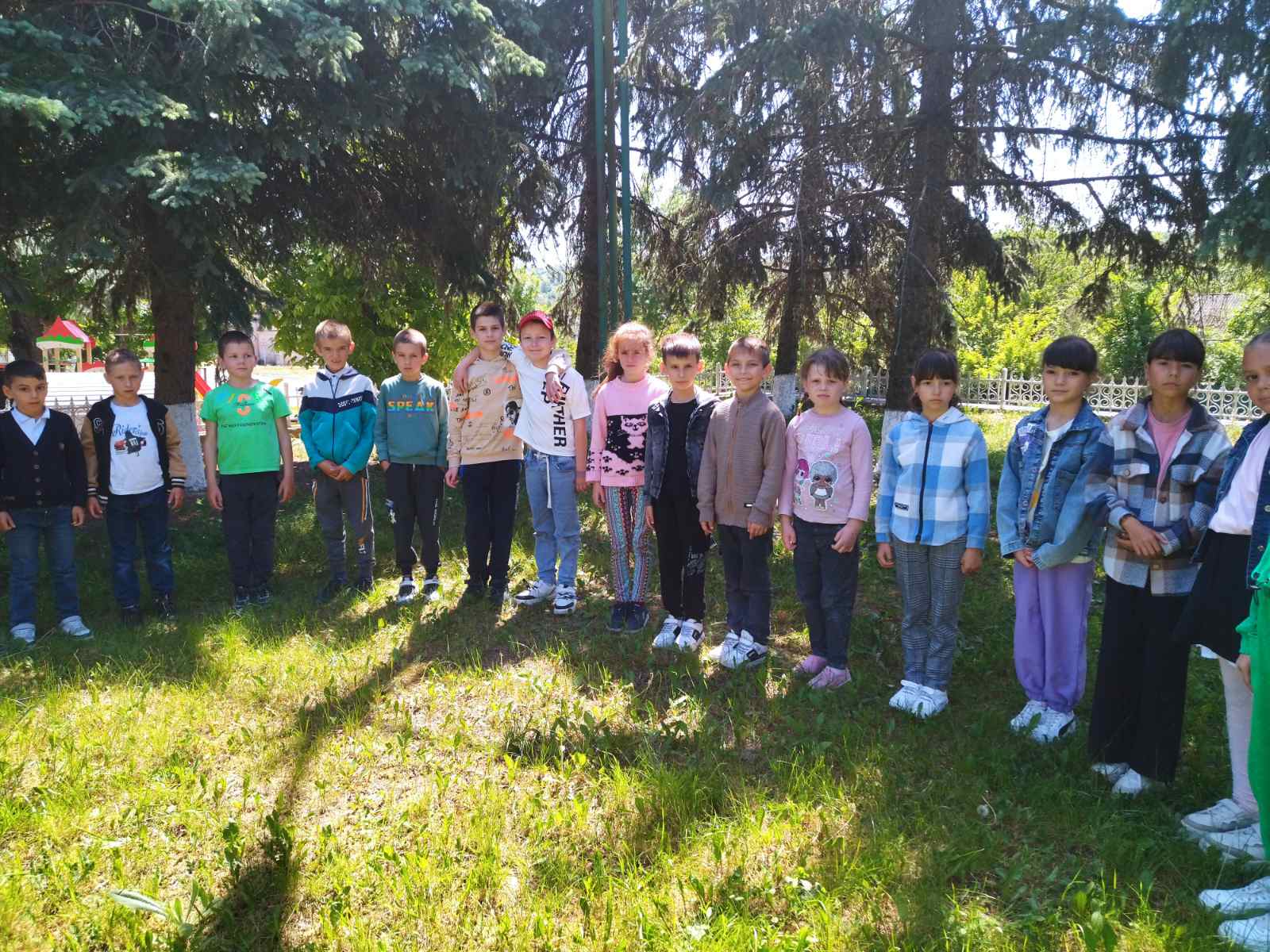 21 травня в з класі Липецького ліцею була проведена екскурсія до парку, під час якої діти спостерігали за змінами у природі та з’ясовували причини цих змін, захоплювались красою природи.