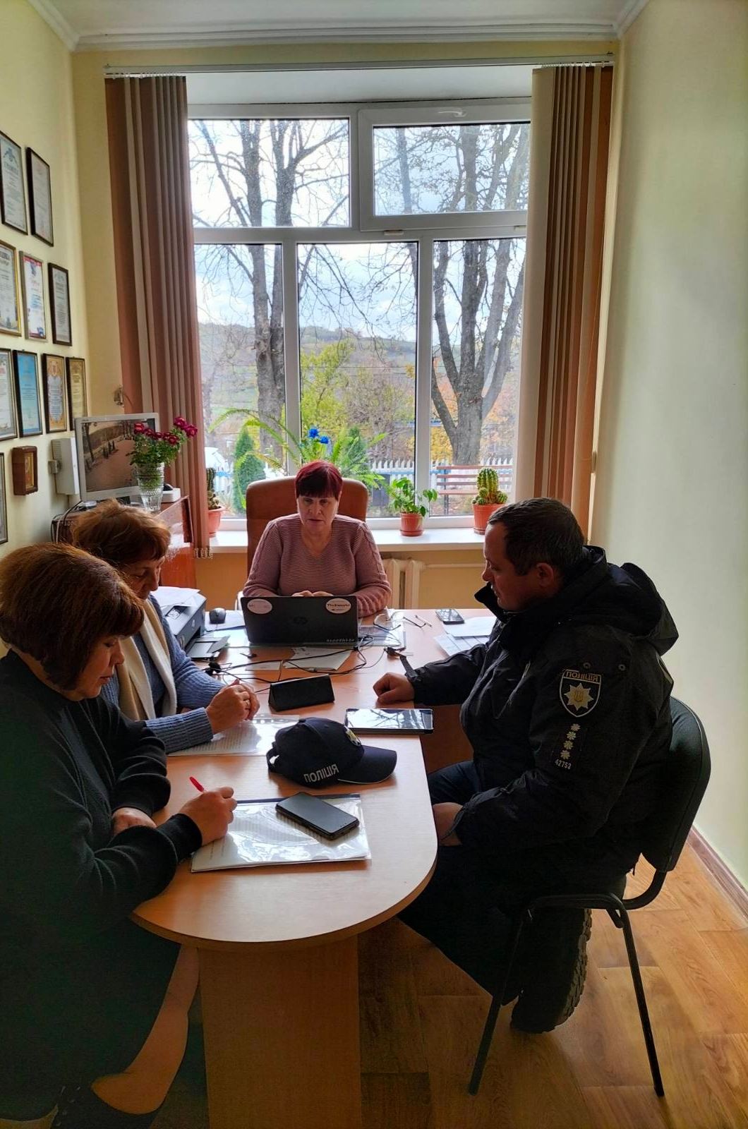У ліцеї, адміністрацією закладу з Поліцейським офіцером Подільської міської територіальної громади Іляшенко О.О. була проведена зустріч на тему: ” Відвідування навчальних занять учнями, з сімей, які опинилися в складних життєвих умовах. Огляд території закладу на виявлення небезпечних предметів.”