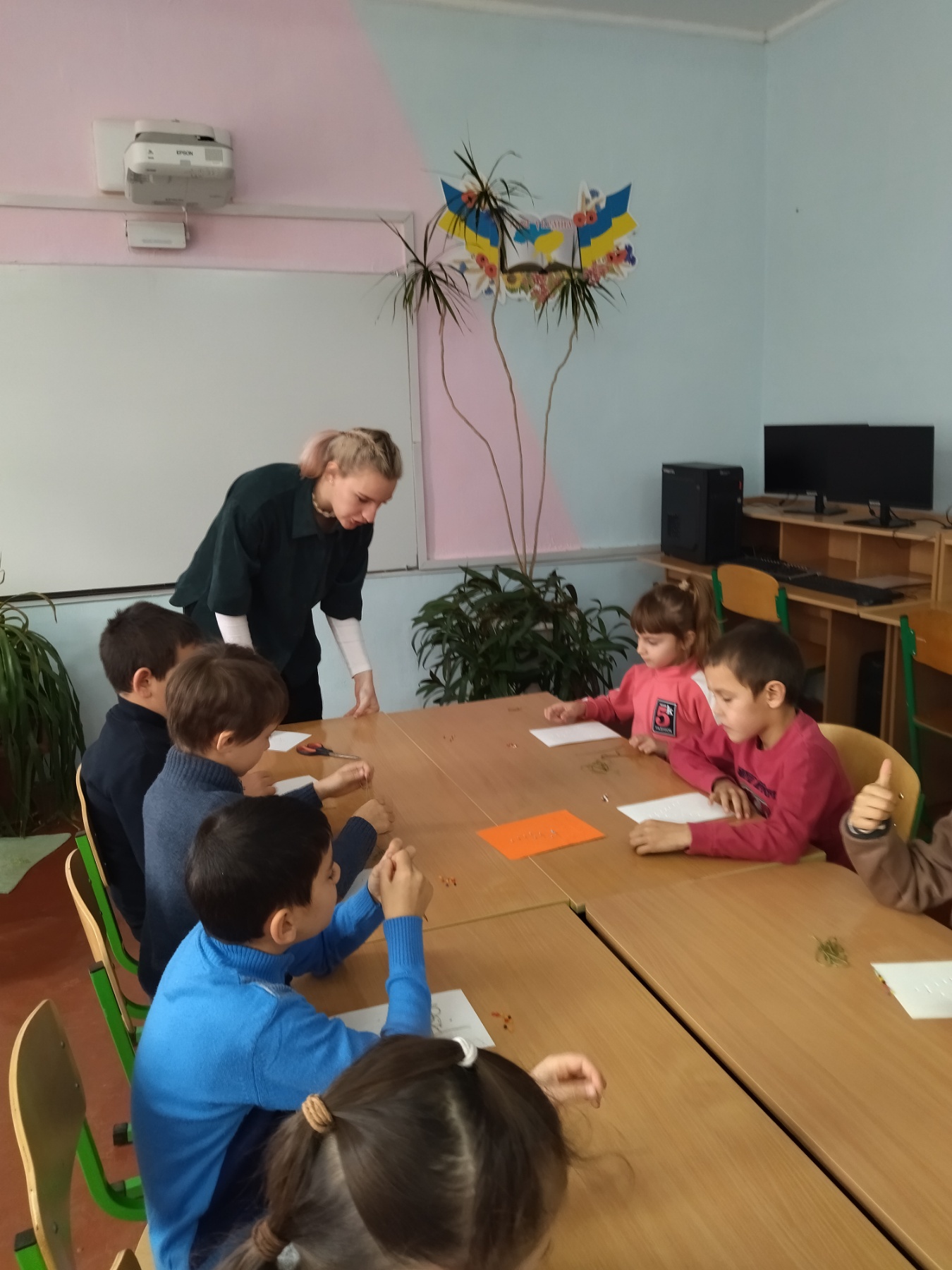 Фахівцями молодіжного центру Гершун Анастасією та Чернегою Оленою проведено майстер клас у 2 класі Липецького ліцею на тему: “Нитка до нитки, намистинка до намистинки” Діти з величезним задоволенням створювали свої власні шедеври, створюючи казкові ялинки .