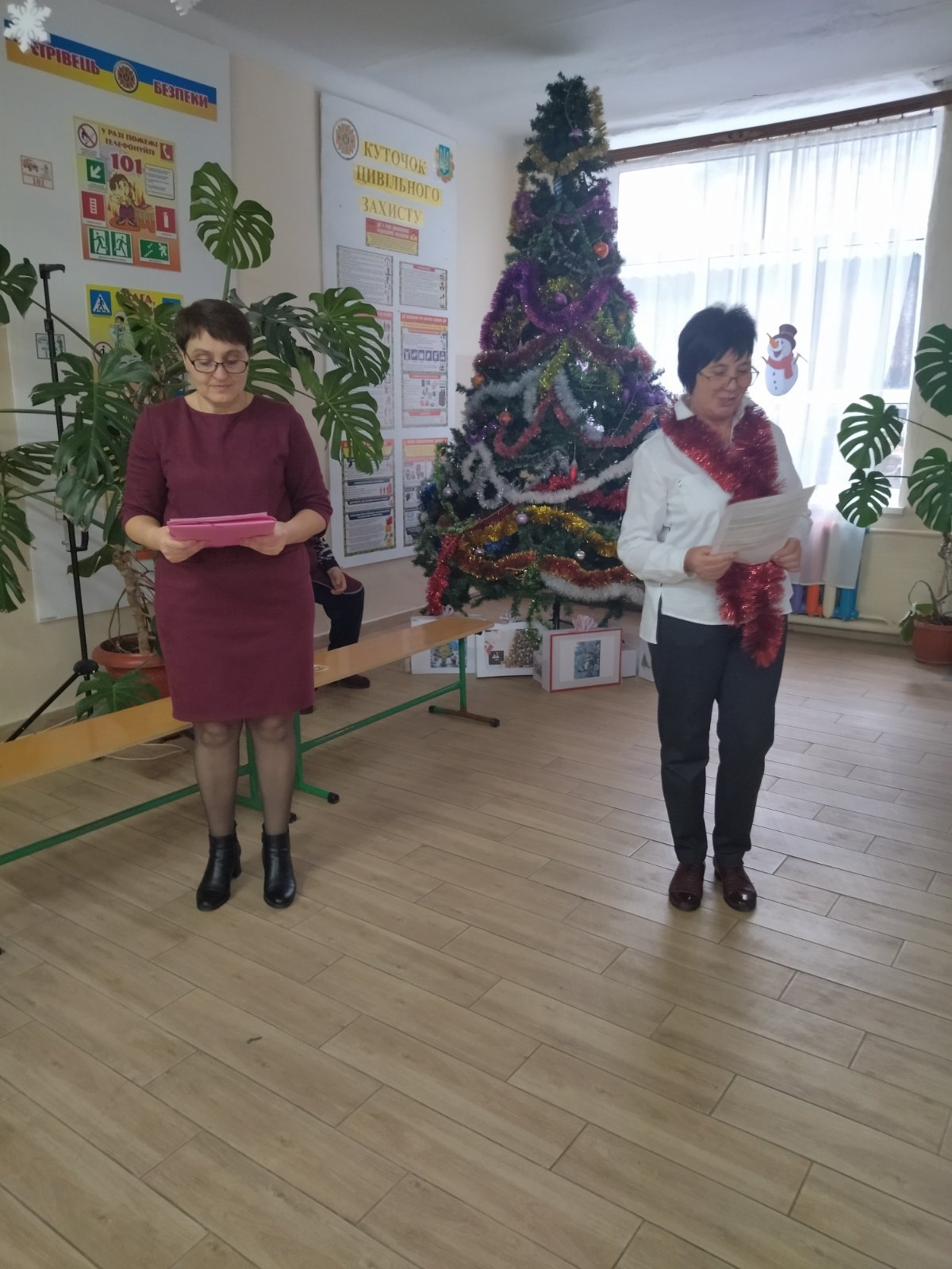 Новий рік ступає на поріг! Це свято з нетерпінням чекають усі. Сьогодні у Липецькому ліцеї Подільської міської ради учні 3 і 4 класів весело зустріли Новий 2025 рік піснями, танцями, іграми, конкурсами.