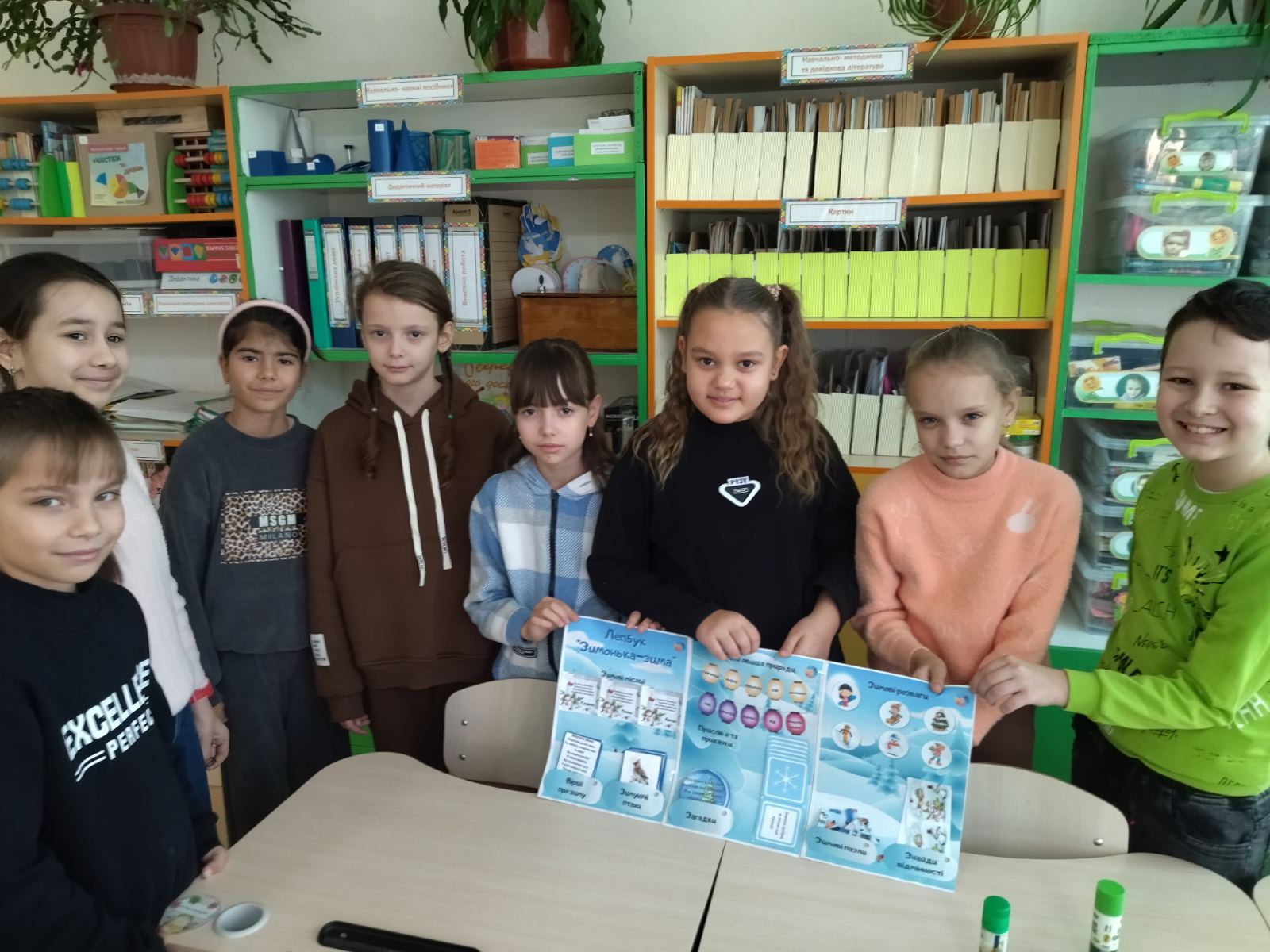 Цікаво провели сьогодні день учні 4 класу. Зима – пора року, яку діти чекають з нетерпінням. Про неї складено багато віршів, загадок, прислів’їв, ігор тощо. Четвертокласники створили лепбук “Зимонька -зима”