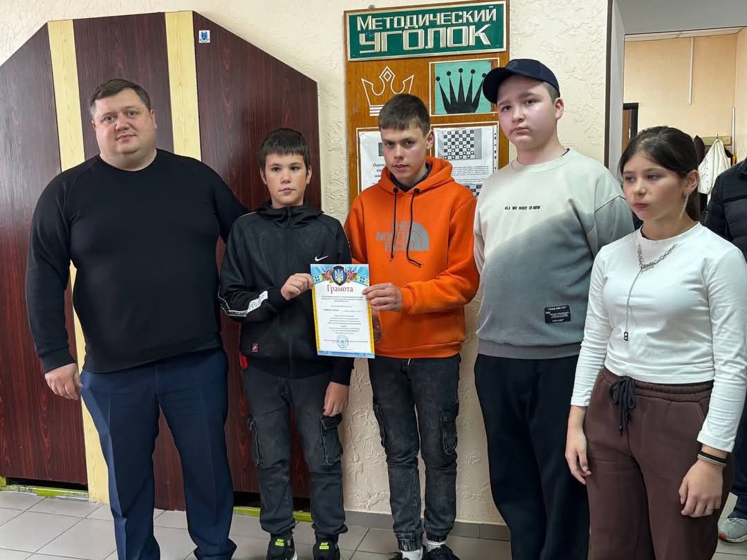 В рамках всеукраїнського проекту «Пліч-о-пліч. Всеукраїнські шкільні ліги» , що проходить під лозунгом «РАЗОМ ПЕРЕМОЖЕМО» , відбувся ІІ етап змагань із шахів серед юнаків та дівчат 5-9,10–11 класів.