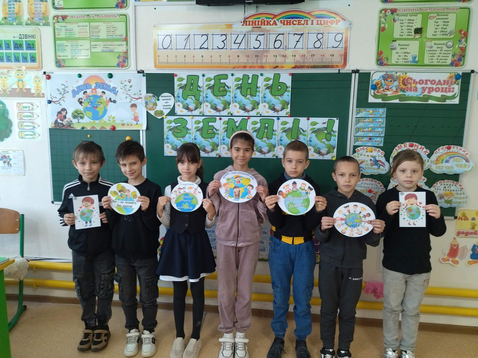 В 4 класі Липецького ліцею Подільської міської ради пройшов захід “День Землі”, мета якого – привернути увагу здобувачів освіти до нашого спільного дому – планети Земля, нагадати їм про необхідність дбайливого ставлення до природи і турботу один про одного. Це день є приводом зайвий раз замислитися про те, що нас оточує.