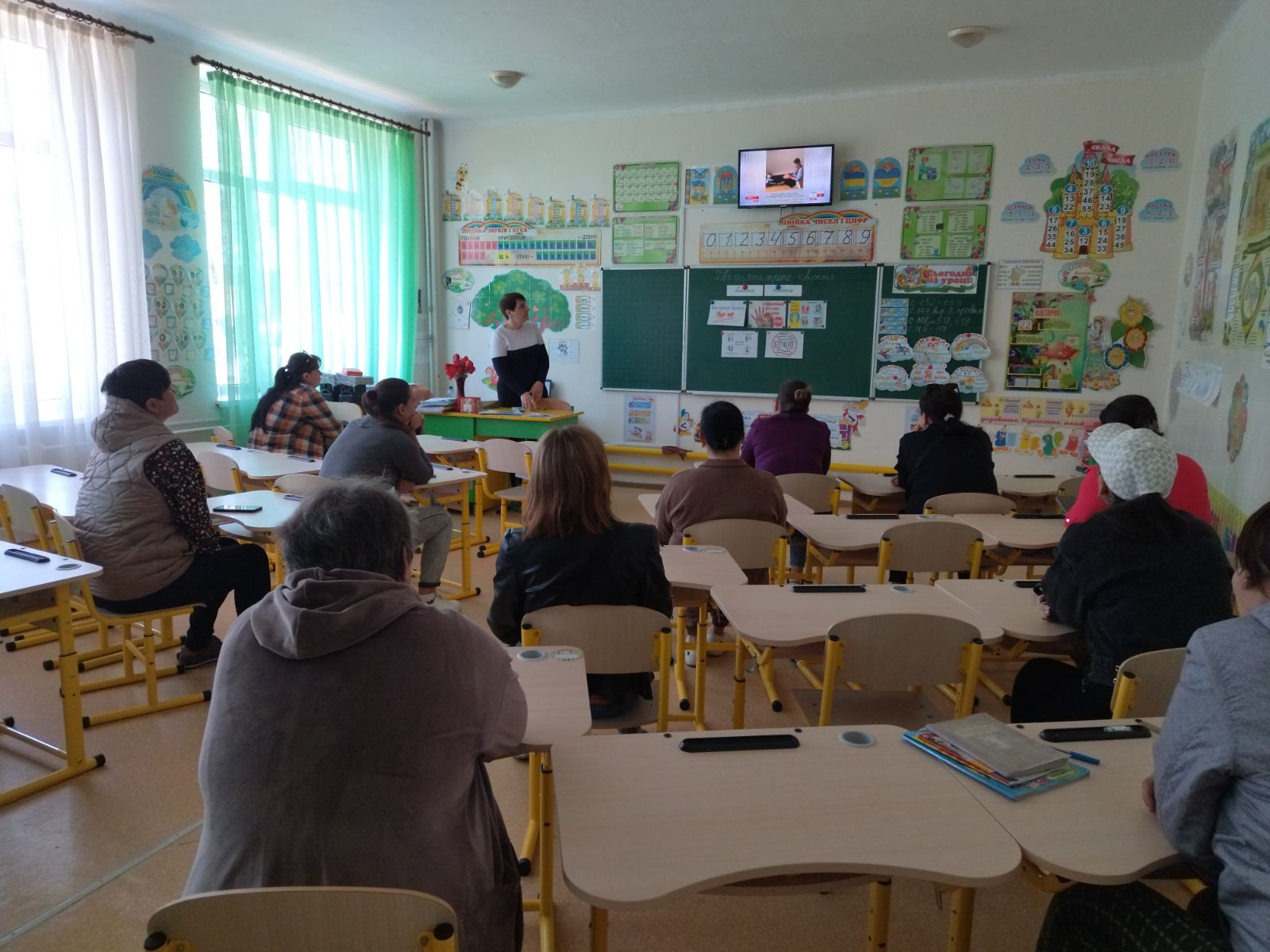 23 квітня в 4 класі Липецького ліцею відбулися батьківські збори. Було розглянуто такі питання: 1)”Булінг: Що робити батькам і як це впливає на психоемоційний стан дитини,; 2) Гра “Червоні двері, жовті двері”, як працює новий тренд тік току, які наслідки можуть бути. Батькам були надані поради.