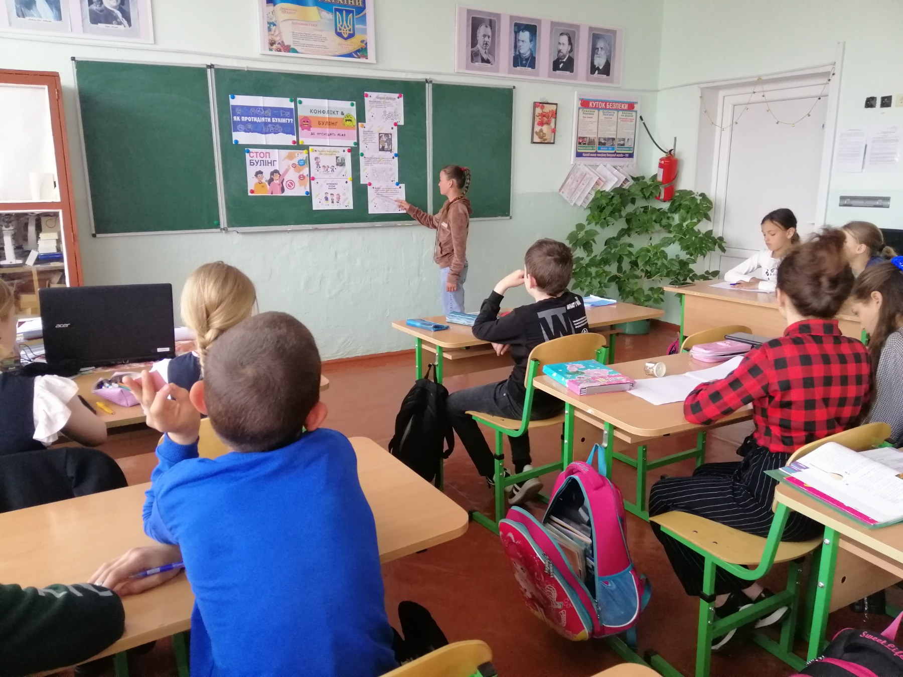 З метою формування у дітей уявлення про поняття булінгу, його види та наслідки в 5 класі Липецького ліцею був проведений виховний захід на тему “Зупинимо булінг разом”.