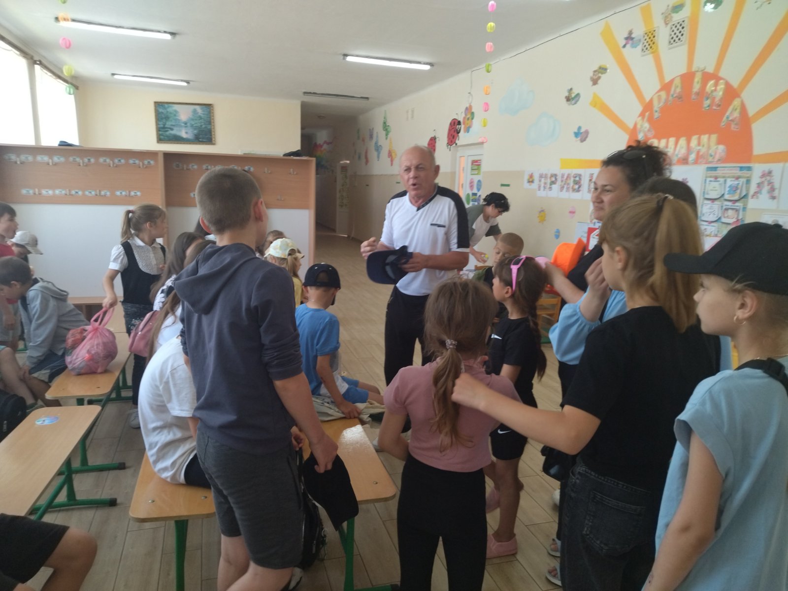 🎬 День кіно# Липецький пришкільний табір “Веселка” У цей день вихованці спробували себе в ролі акторів, режисерів та операторів. Діти створювали власні короткі відеоролики: вигадували сценарії, обирали локації, готували реквізит і знімали сцени. Робота в командах сприяла розвитку креативності, комунікації та організаторських навичок. День пройшов яскраво, весело та з користю!