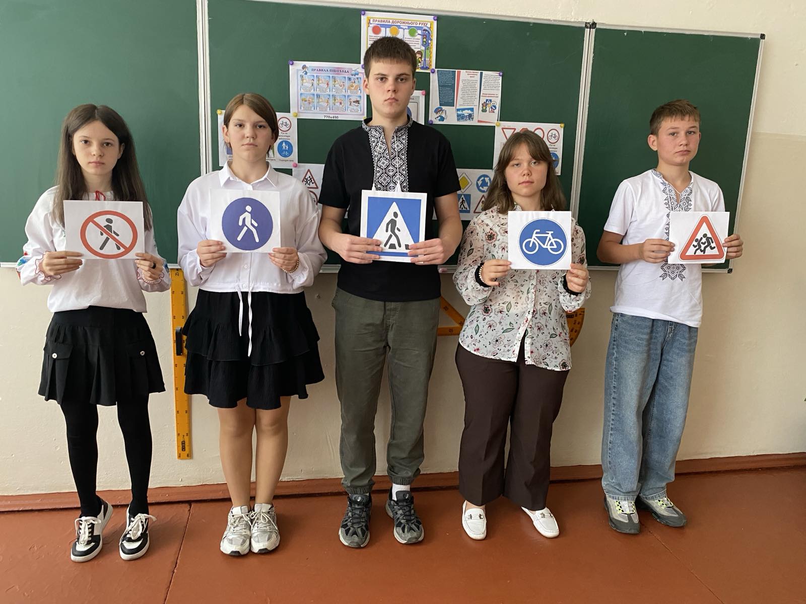У 10 класі Липецького ліцею проведено виховний захід «Подорож до країни дорожніх знаків».