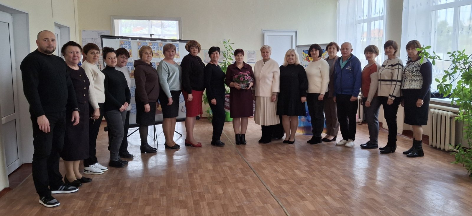 Шановні працівники освіти! Щиро вітаю Вас із професійним святом, днем, який об’єднує всіх тих, хто запалює іскорку знань, відкриває дорогу у велике життя, вчить мудрості, сіє добре і вічне в людських серцях! Справжній вчитель – це покликання душі, це невтомна праця та самопожертва в ім’я світлого майбутнього України.