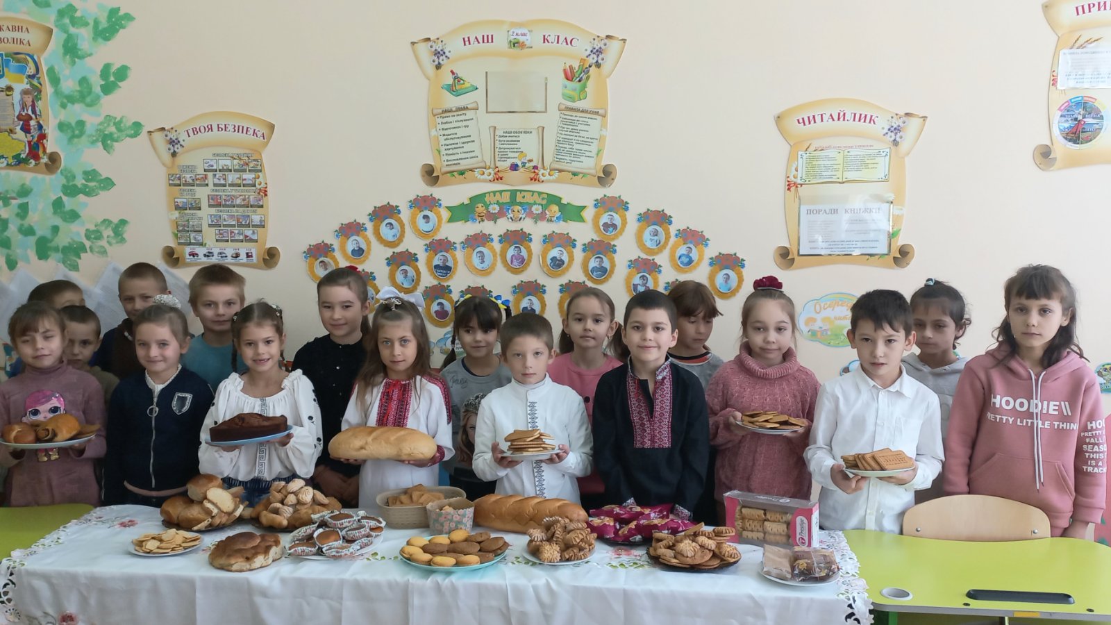 16 жовтня- Всесвітній день хліба. Учні 2 класу Липецького ліцею вже традиційно святкують це свято. Хліб – святиня. Українці з великою любов’ю та пошаною ставляться до нього. Шануємо працю хліборобів!