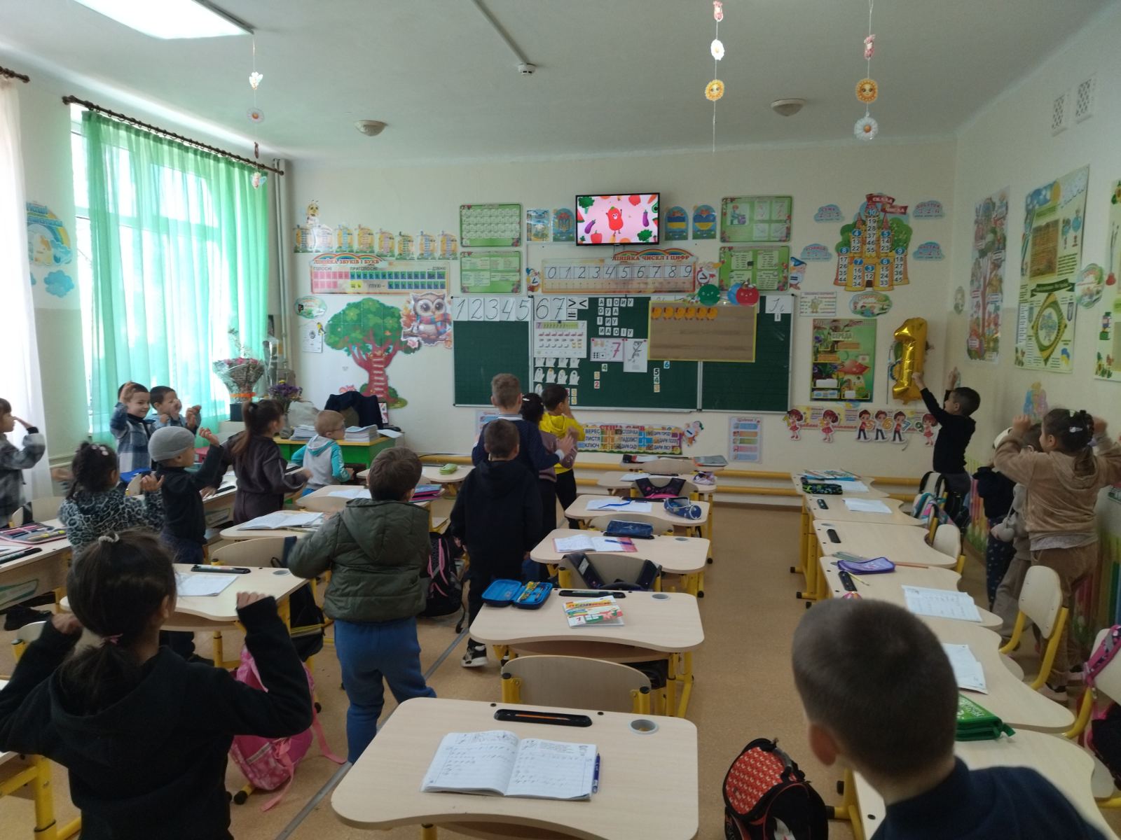 З учнями 1 класу була проведена рухлива гра «Веселі вітамінчики» яка поєднує фізичні вправи з темою здорового харчування та вітамінів, де діти імітували рухи, пов’язані з різними фруктами та овочами. Вона допомогла весело провести час, отримати заряд енергії та сприяла засвоєнню інформації про корисні продукти.