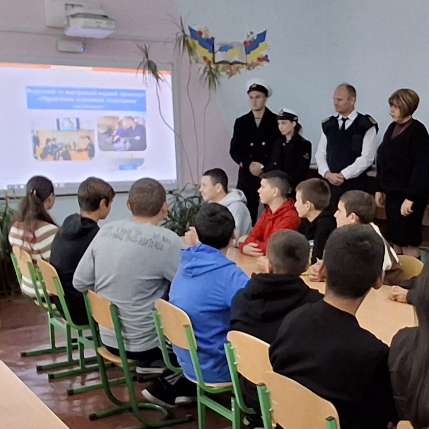 Профорієнтаційна робота в закладі освіти – це цілеспрямована діяльність, спрямована на допомогу учням у виборі професії, яка відповідає їхнім здібностям, інтересам та потребам ринку праці. Вона включає ознайомлення з різними професіями, розвиток навичок самопізнання та підготовку до майбутнього навчання та праці.