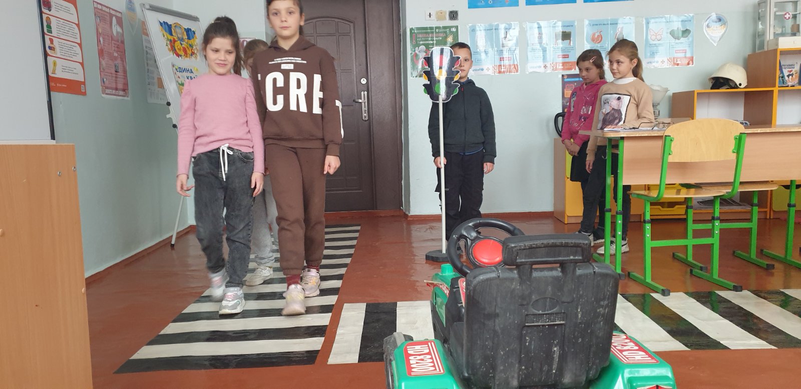 Кожна дитина почуває себе у безпеці тоді, коли знає, як правильно діяти у тій чи іншій екстремальній ситуації. Сьогодні, навчаючи дітей правилам дорожнього руху, ми закладаємо надійний фундамент майбутнього безпечного життя. З учнями 4 класу провели захід «Безпечна дорога для кожного», де дітки в ігровій формі ознайомилися з правилами переходу дороги, значенням дорожніх знаків та поведінкою на вулиці.