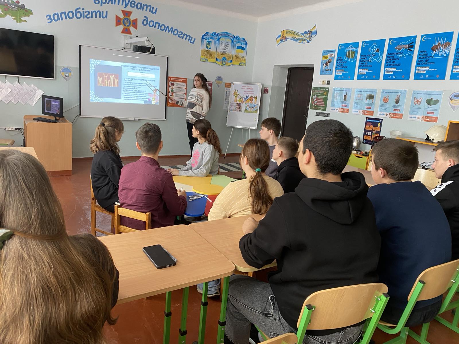У 10 класі Липецького ліцею була проведена виховна година «Стоп торгівлі людьми: знай і захищай свої права».