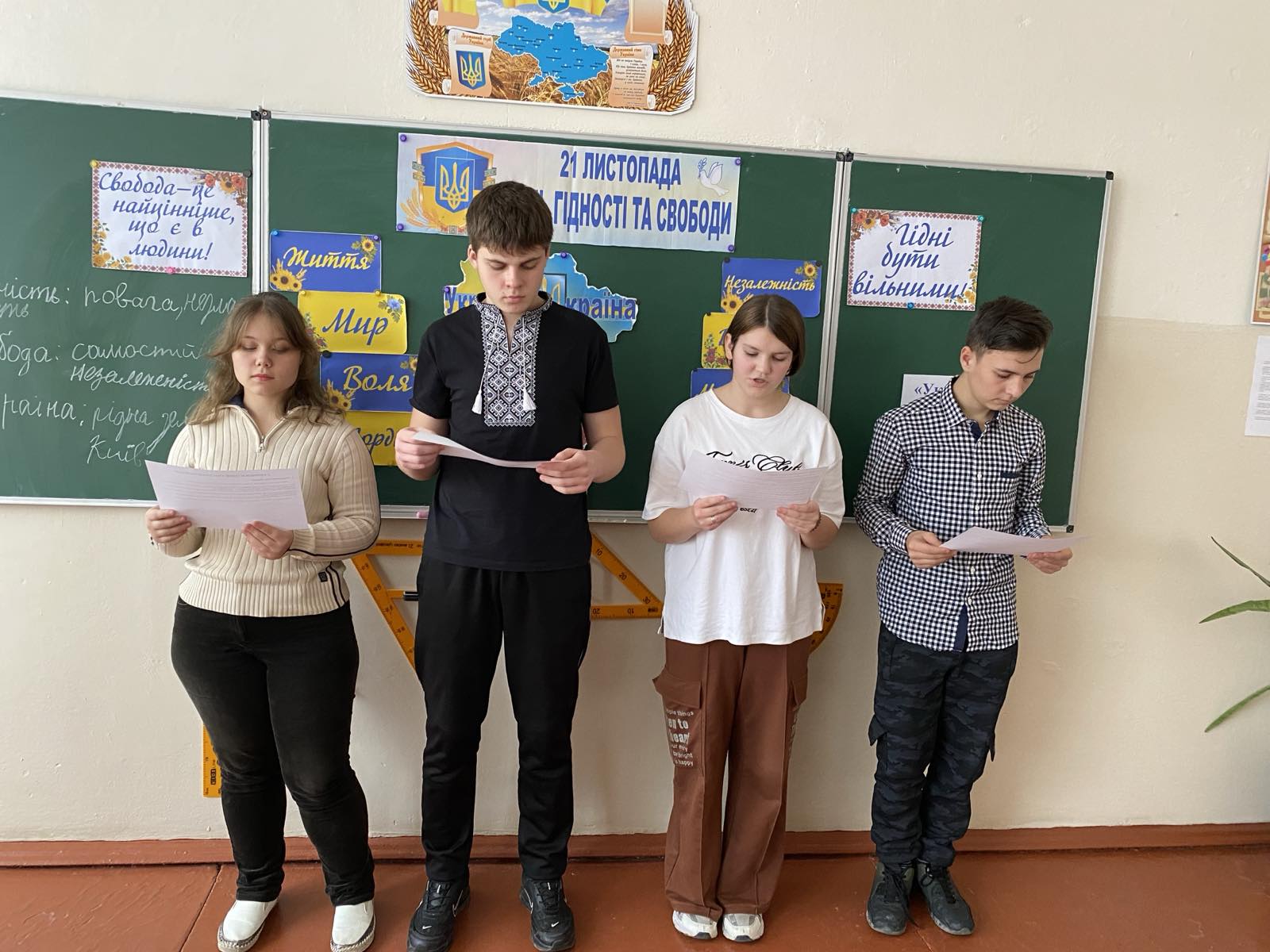 До Дня Гідності та Свободи в 10 класі Липецького ліцею пройшов тематичний захід «Шлях гідних і нескорених» , спрямований на формування в учнів розуміння цінностей гідності, свободи та демократичних прав людини, а також на вшанування подій Помаранчевої революції та Революції Гідності.