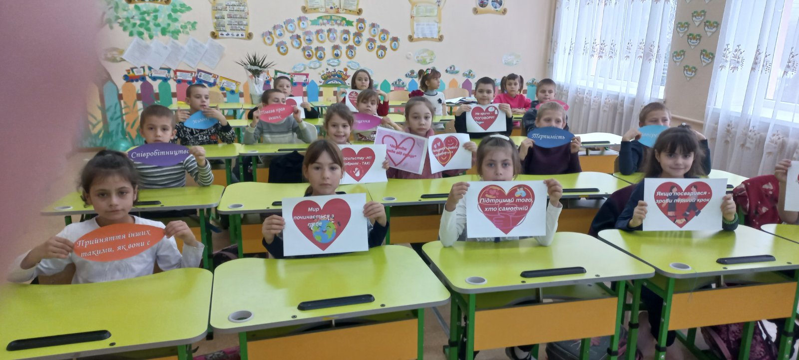 ВИХОВНА ГОДИНА «Людина починається з добра». Доброта – найбільша цінність нашого життя. Її неможливо купити ні за які гроші, вона по краплиночці виховується змалечку.