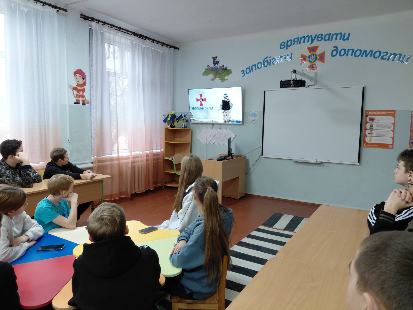Класним керівником Урсул Т.Г. з учнями 8 класу було проведено виховну годину, присвячену Дню Збройних Сил України.