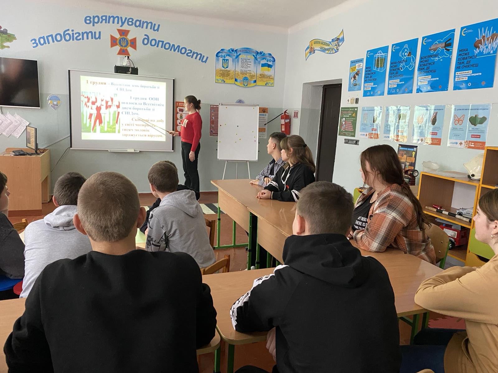 До Всесвітнього дня боротьби зі СНІДом у 10 класі Липецького ліцею для учнів був проведений просвітницький захід “Знання рятують життя”.