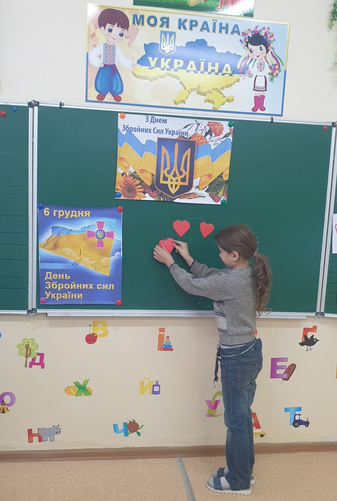 В 4 класі нашого ліцею до Дня ЗСУ пройшов урок Вдячності “Земний тобі уклін, воїну!” Ви захищаєте наше небо, Даруєте людям мир та спокій, Глибоку шану Україні Плекаєте в душі широкій.