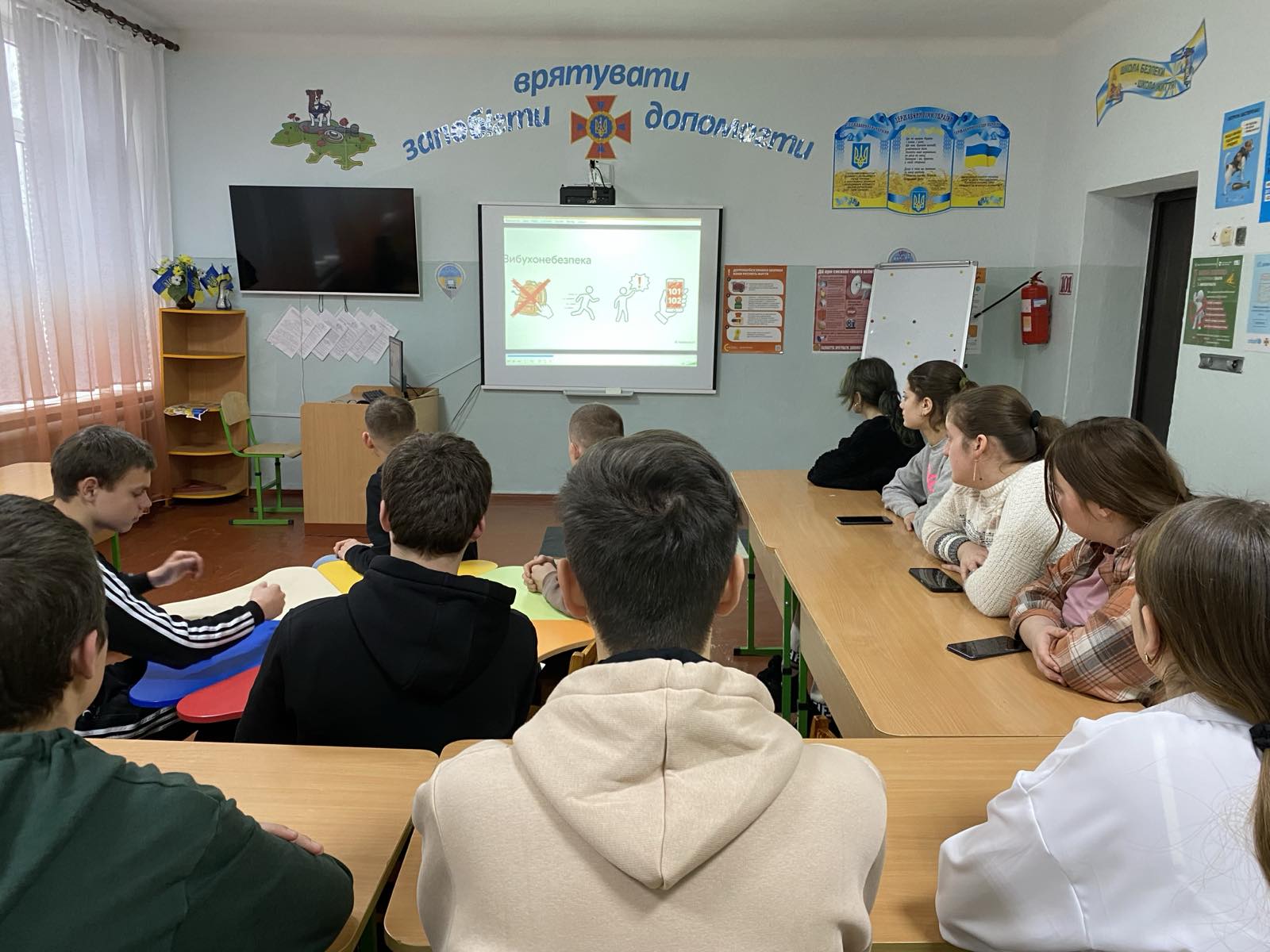 У 10 класі Липецького ліцею було проведено виховну годину “Безпечні зимові канікули”. Під час заходу учні ознайомилися з алгоритмом дій у разі оголошення про загрозу виникнення надзвичайної ситуації, зокрема сигналу «Повітряна тривога».
