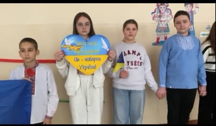 До Дня Соборності України класним керівником Урсул Т.Г. з учнями 8 класу було проведено тематичний виховний захід, метою якого стало формування національної свідомості, патріотизму та розуміння значення єдності українських земель.