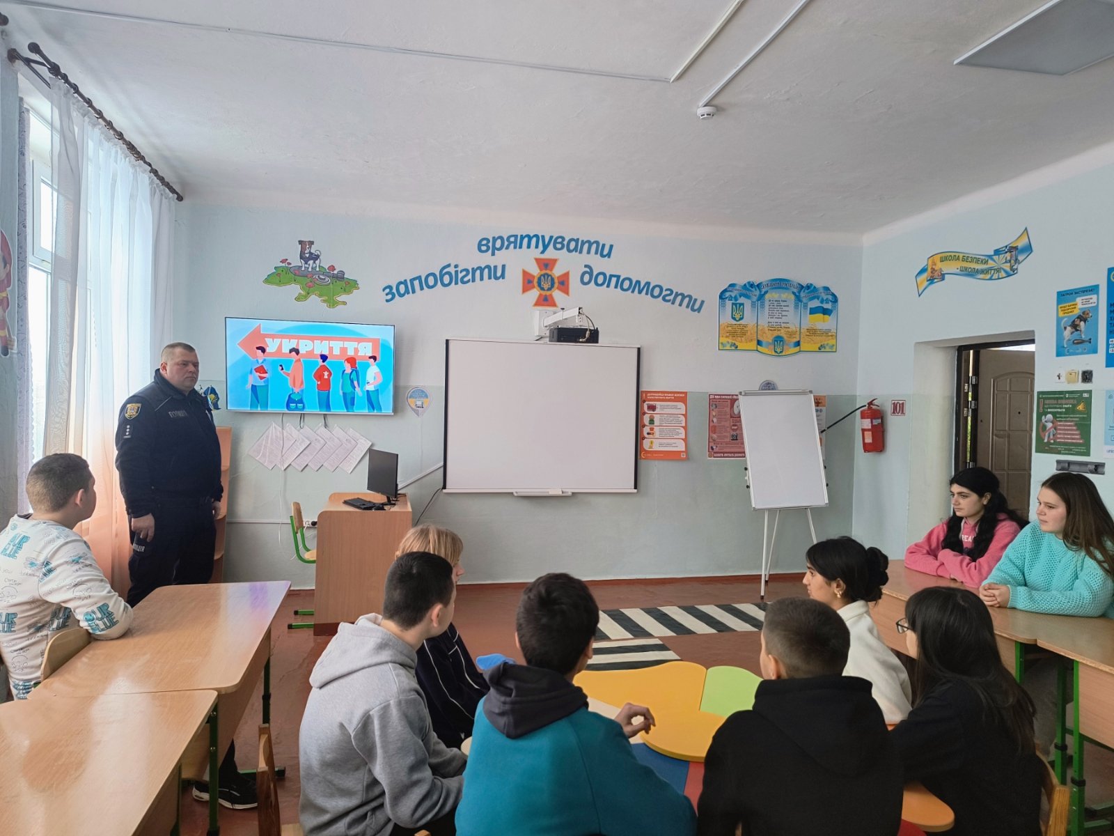 Інспектор сектору «Служба освітньої безпеки» старший лейтенант поліції Ромашин Олег Сергійович провів профілактичний захід з учнями 9 класу на тему: “Надзвичайні ситуації. Правила поведінки під час надзвичайних ситуацій. “