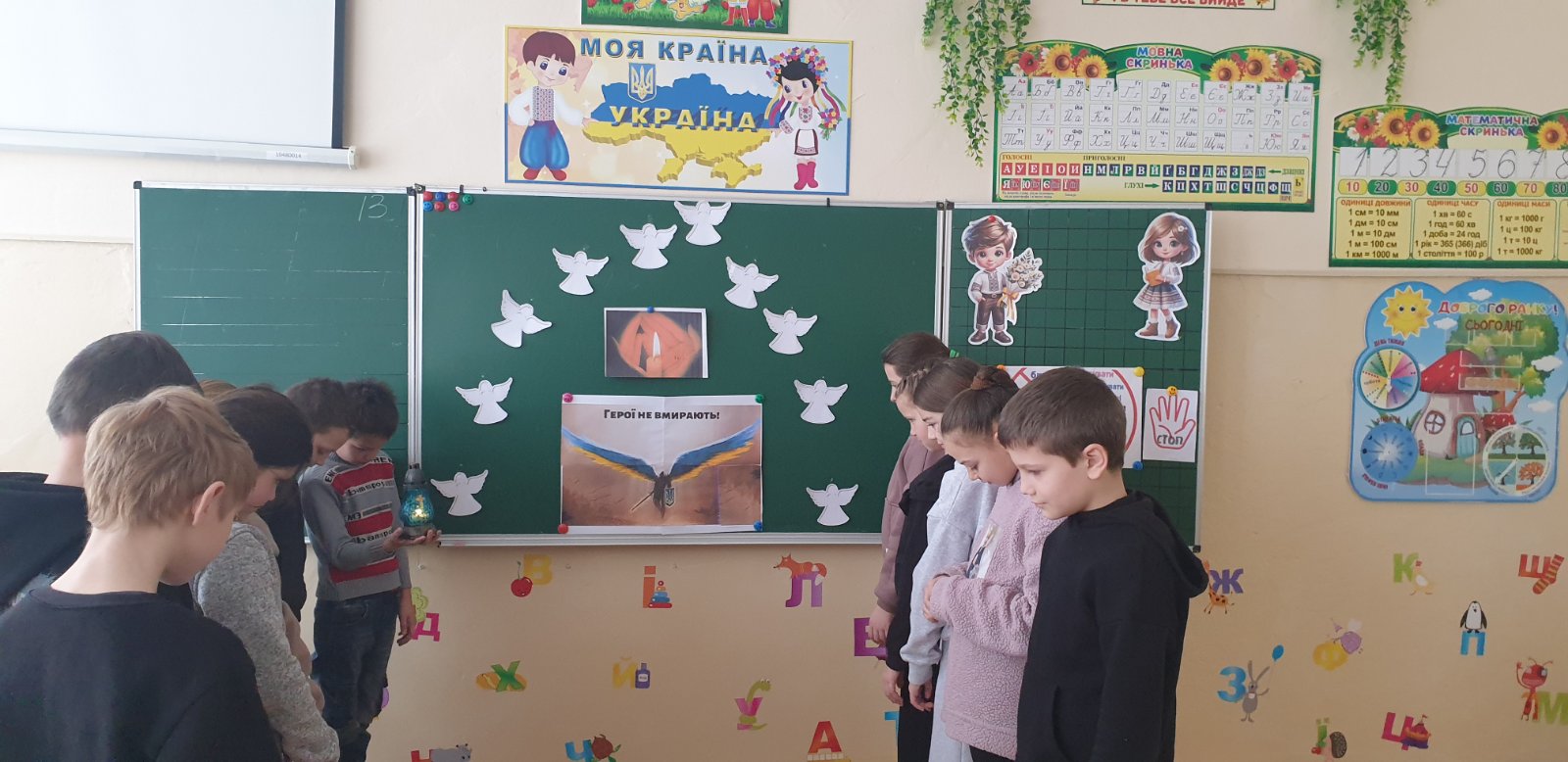 «У День Героїв Небесної Сотні четвертокласники долучилися до тихої акції “Ангели пам’яті”. Своїми руками діти створили білих паперових ангелів як символ світлих душ, що віддали життя за вільну Україну».
