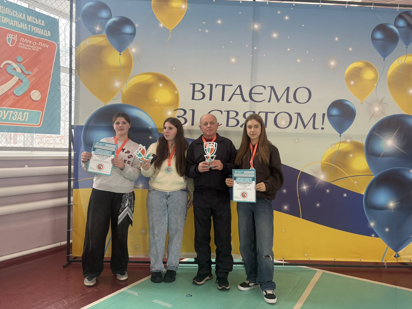 Наші дівчата — у фіналі!!!! Вітаємо баскетбольну команду дівчат Липецького ліцею з успішним виходом у фінал ІІІ етапу змагань «Пліч-о-пліч всеукраїнські шкільні ліги» з баскетболу. Дівчата, ми в вас віримо!Бажаємо успіху у фіналі!.