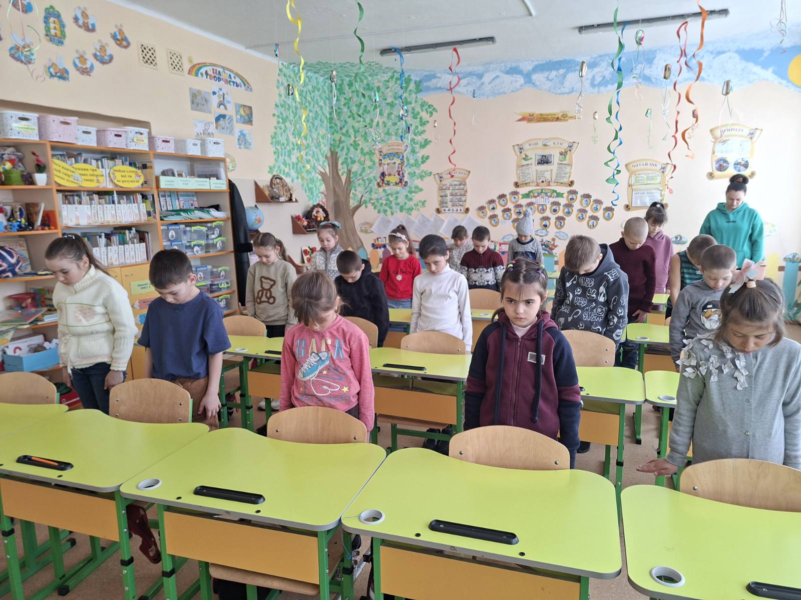 4 роки війни… З метою виховання в учнів почуття патріотизму, любові до рідної землі, шанобливого ставлення до захисників України у 2 класі Липецького ліцею було проведено виховну годину «Ми – діти України! Пам’ятаємо, шануємо, дякуємо!»