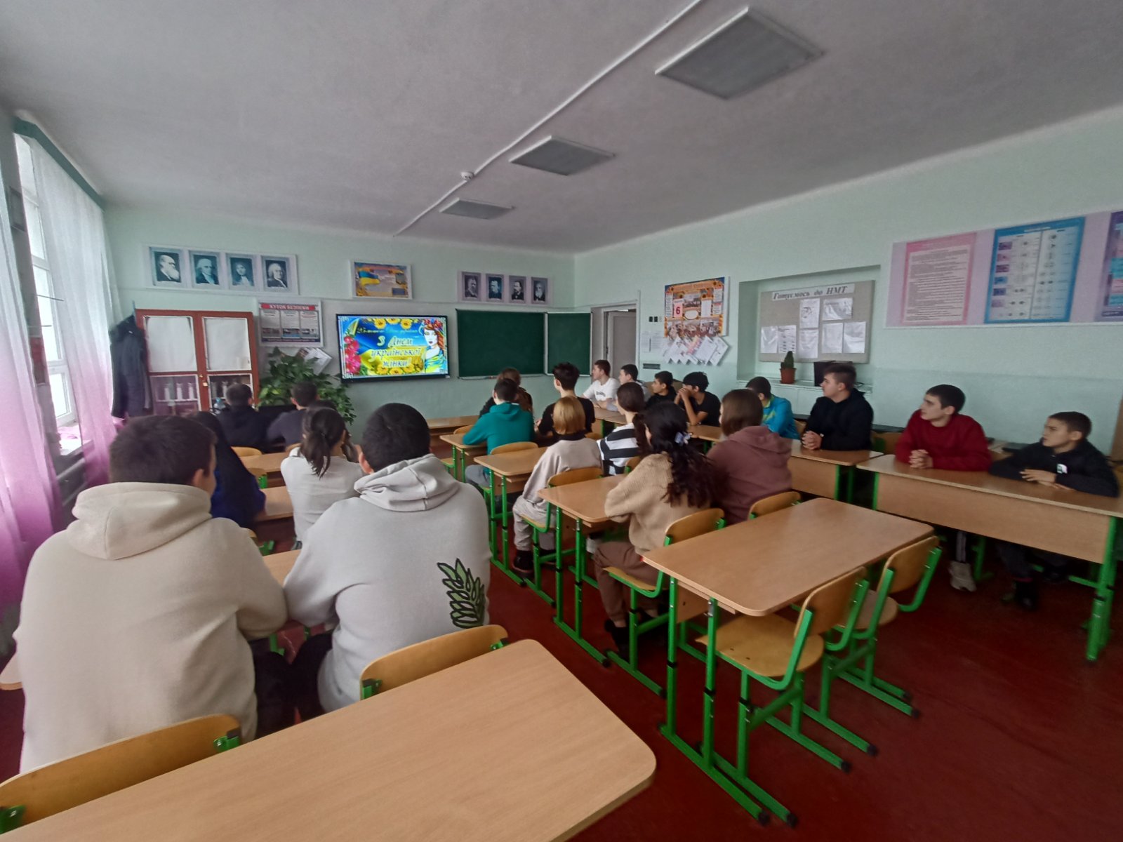 «Сила духу української жінки (до Дня української жінки)»25 лютого в 9 класі проведено виховний захід до Дня української жінки. Учні переглянули та обговорили відео про життя і творчість Леся Українка. Дев’ятикласники відзначили незламність, силу духу та вагомий внесок письменниці у розвиток української культури. Захід сприяв формуванню поваги до ролі жінки в історії України та вихованню національної свідомості.