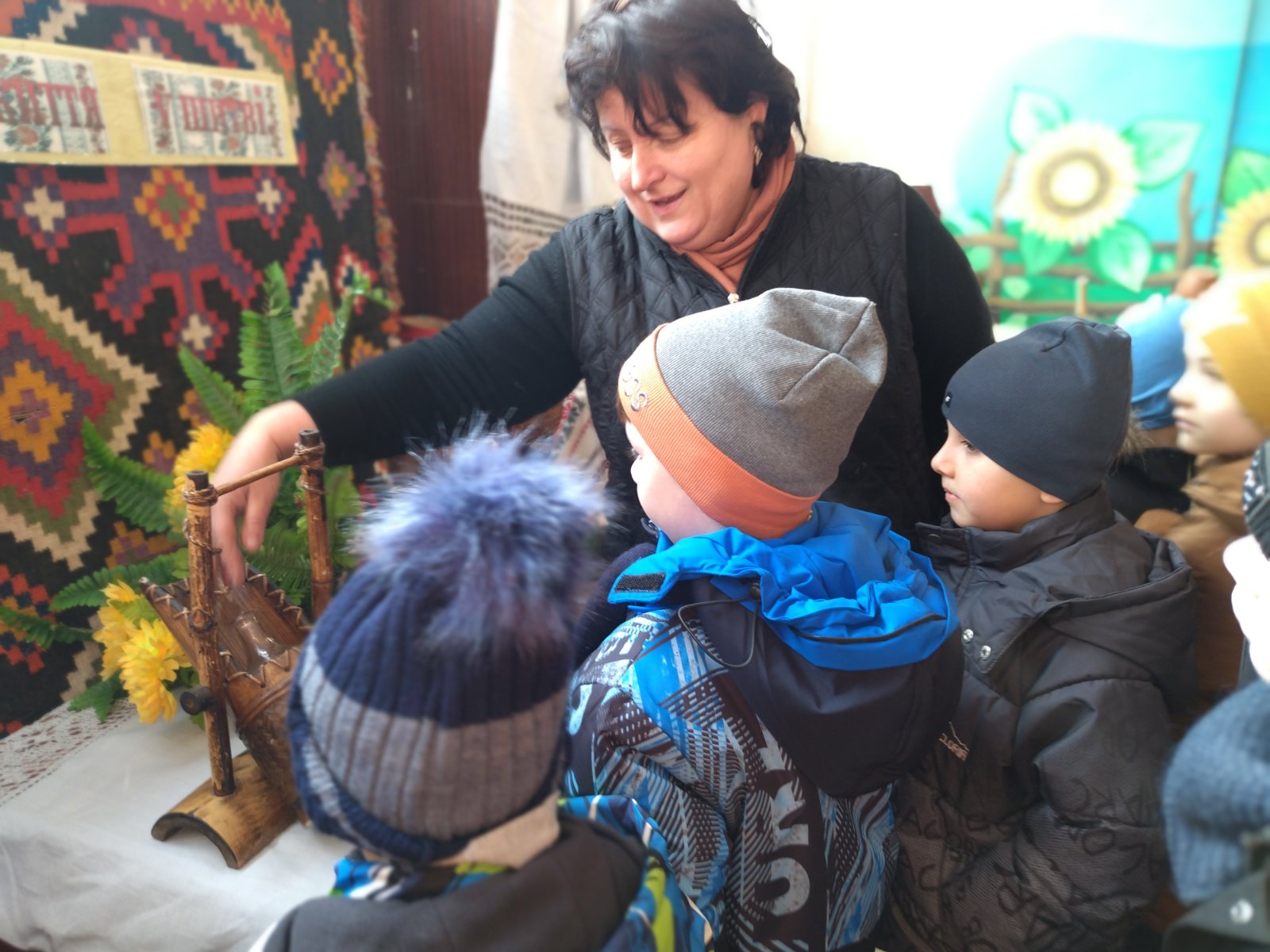 Сьогодні учні 1 класу відвідали Липецький БК. Працівник Урсул І.І провела екскурсію музеєм, доступно пояснила значення експонатів, звернула увагу дітей на важливі історичні деталі, пов’язані з життям українців і козацькою добою. Після екскурсії у дружньому колі проходили бесіди-обговорення, під час яких діти ділилися враженнями, висловлювали власні думки та закріплювали отримані знання.