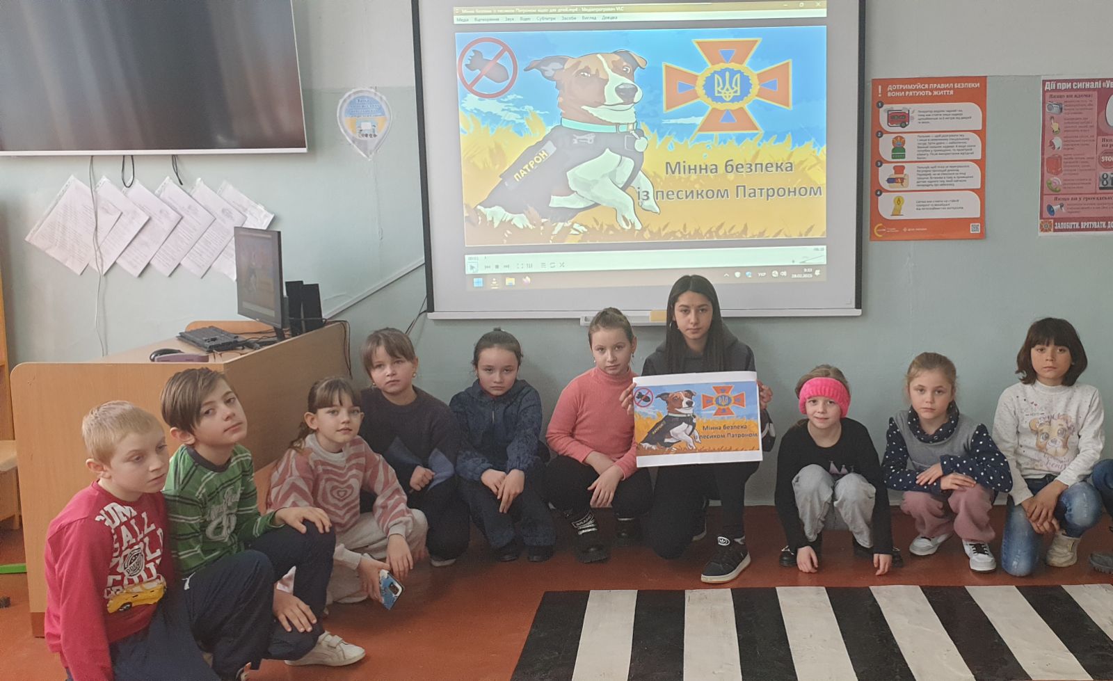 Безпека понад усе! Четвертокласники опанували життєво важливі правила поводження з вибухонебезпечними предметами. Завдяки порадам пса Патрона, кожен учень тепер точно знає алгоритм дій у надзвичайних ситуаціях. Будьмо пильними та відповідальними!
