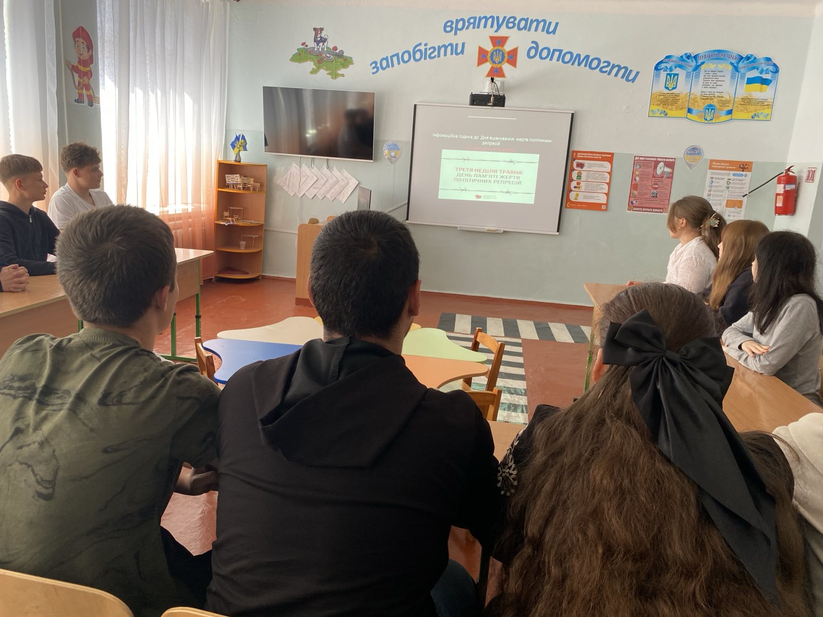 У третю неділю травня в Україні традиційно вшановують пам’ять мільйонів людей, які стали жертвами тоталітарного режиму. З цієї нагоди для учнів 10 класу Липецького ліцею було проведено виховний захід на тему «Зламані долі: трагічні сторінки української історії».
